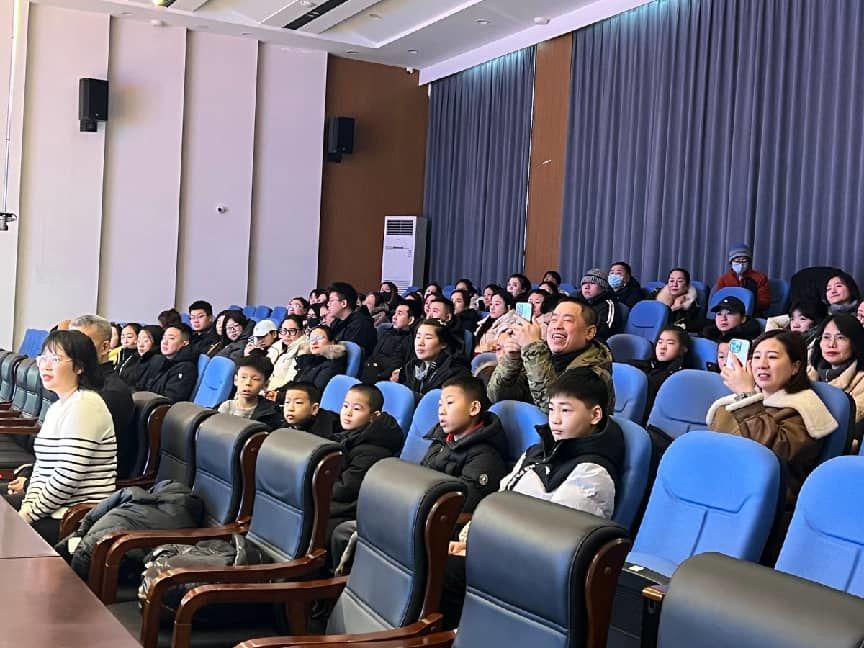 冰超公益行情暖东极校园 助力冰雪少年逐梦