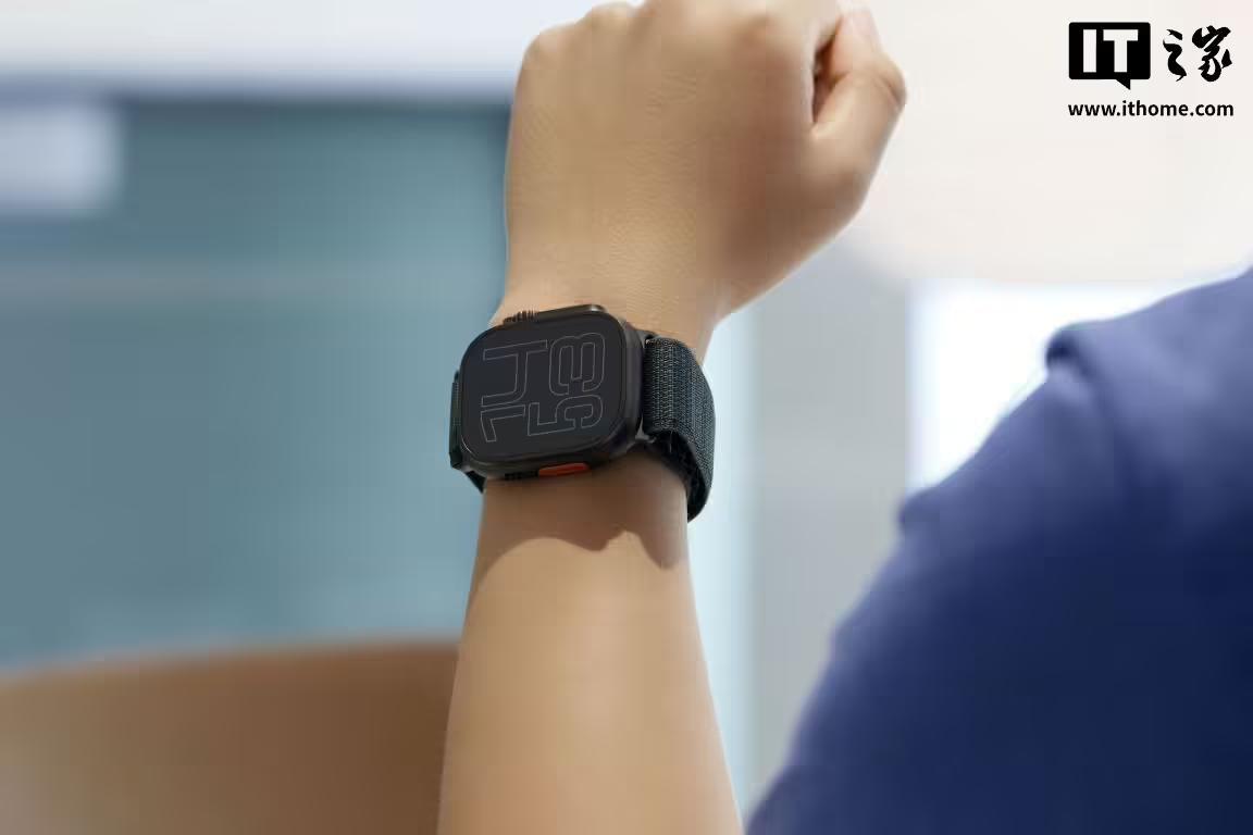 手腕佩戴Apple Watch，展示表盘和佩戴效果