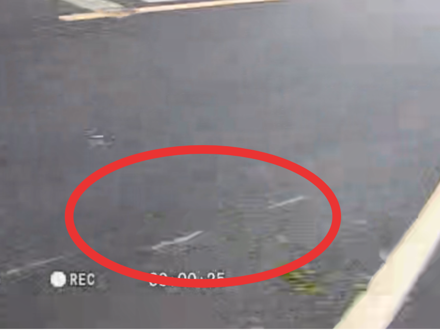 ▲电动两轮摩托车倒地形成的刮痕。