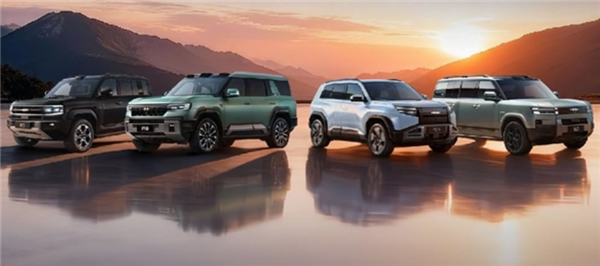 方程豹钛7成保命神车：A柱追尾大货车未变形