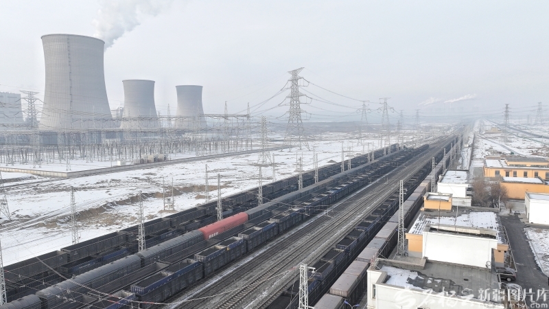 乌将铁路准东北站,满载煤炭的列车停靠在站内。摆风亮摄