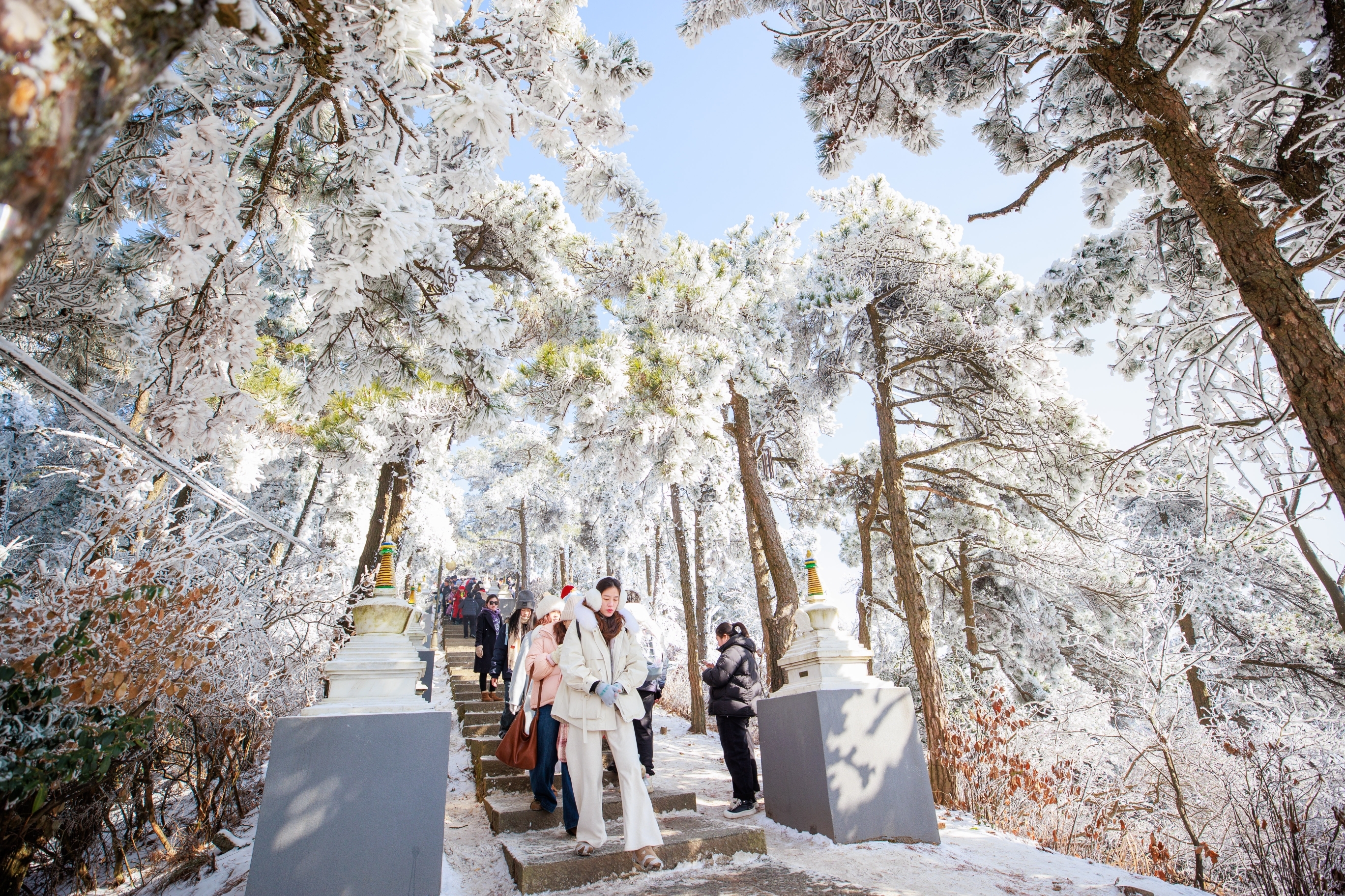 ▲1月22日，在通往小天池山顶的登山道上，游客徒步在美丽的雪景中。