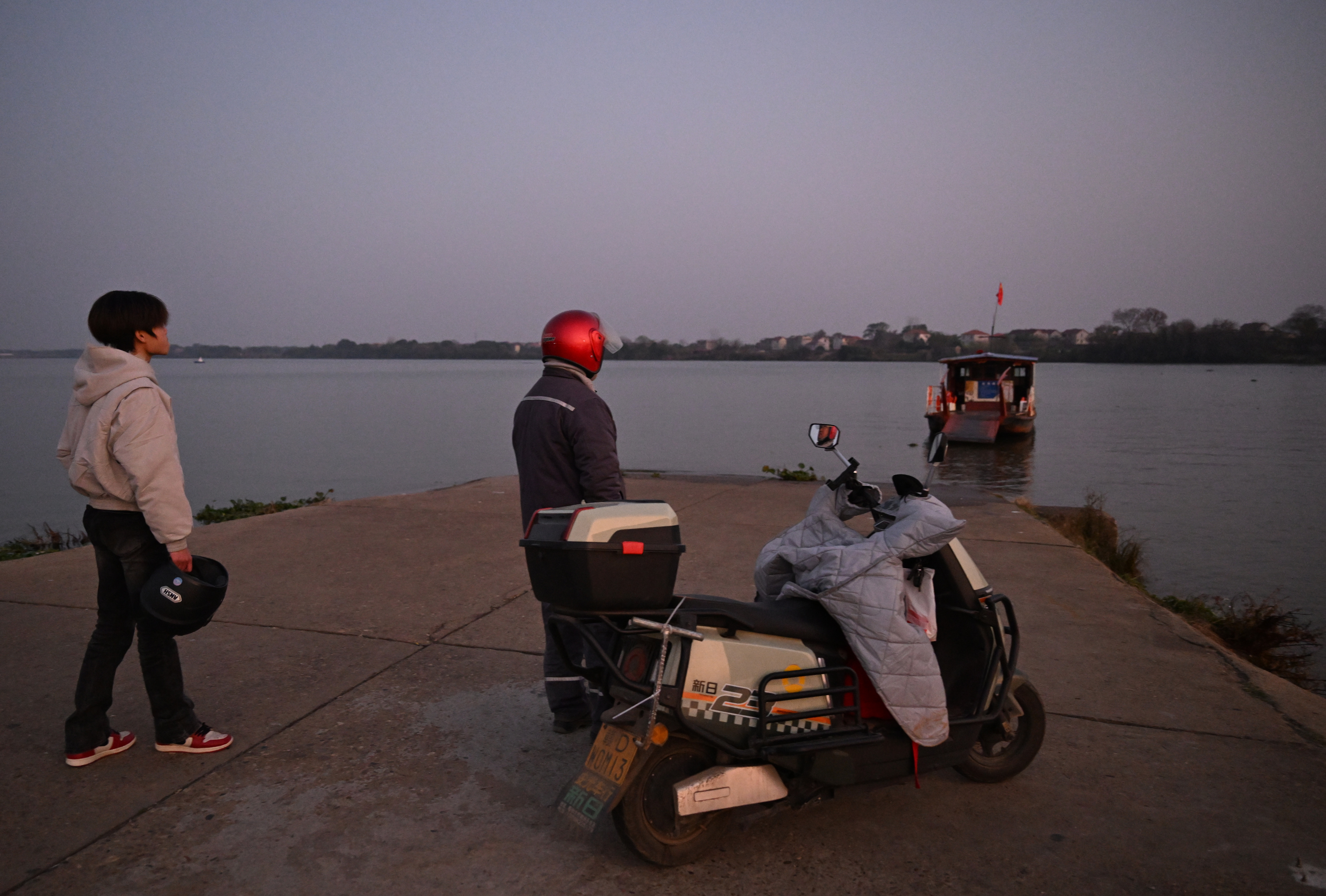 ▲2025年12月26日,泰和永昌渡口,渡船来到县城南门,接上下班的工人和学生去往塘洲圩镇。