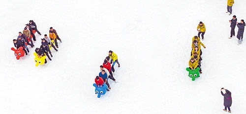 游客在冰雪间畅享运动的欢乐。特约通讯员 周亮摄