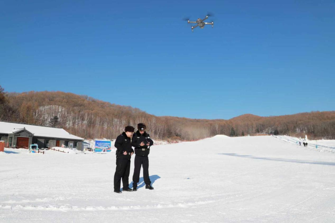 通河县公安局民警利用无人机开展空中巡逻现场