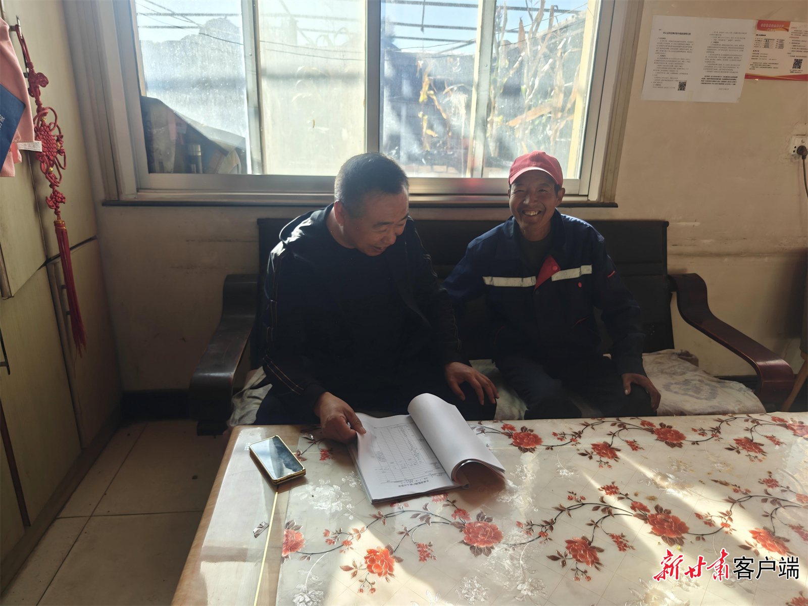 省人大代表李永旭（左）在村民家中走访调研