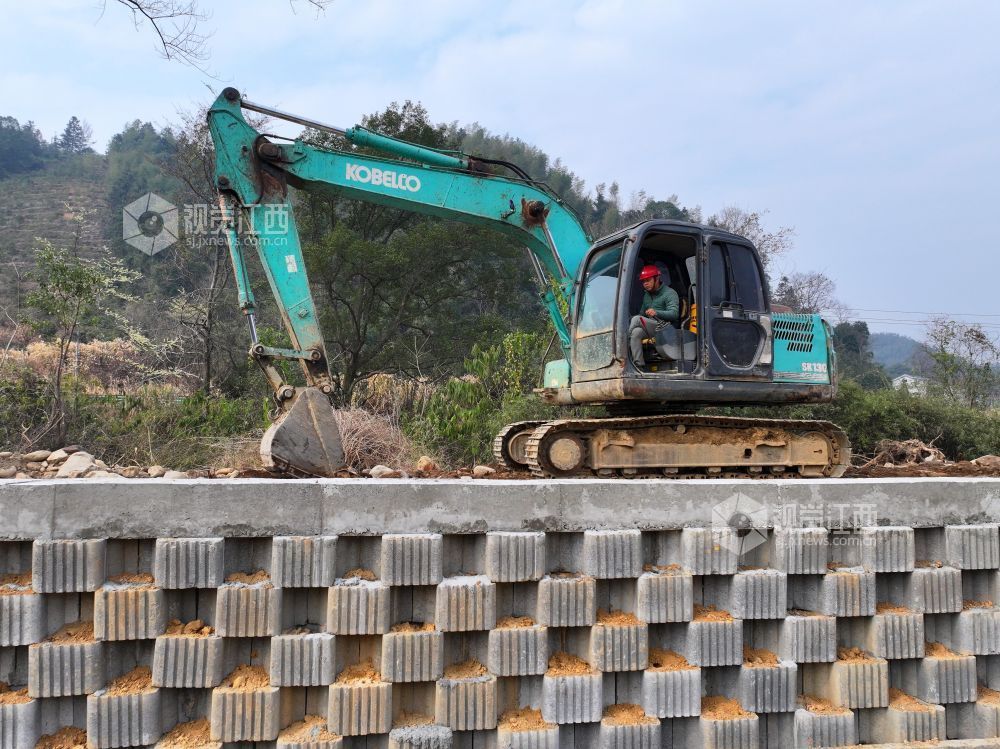 2026年1月17日,江西省吉安市泰和县水槎乡合江村,机械设备正在进行河道护坡加固施工作业。