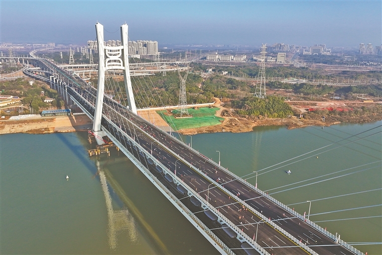 近日，南昌市举行“爱我英雄城&middot;乐跑隆兴桥”活动，4万余名跑步爱好者从隆兴大桥两侧同时出发，以跑步跨桥的方式，感受城市发展新貌和运动的乐趣。本报全媒体记者 洪子波摄