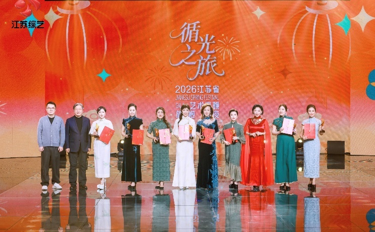 崔寰、赵彦国、何莉为形象大使颁发证书