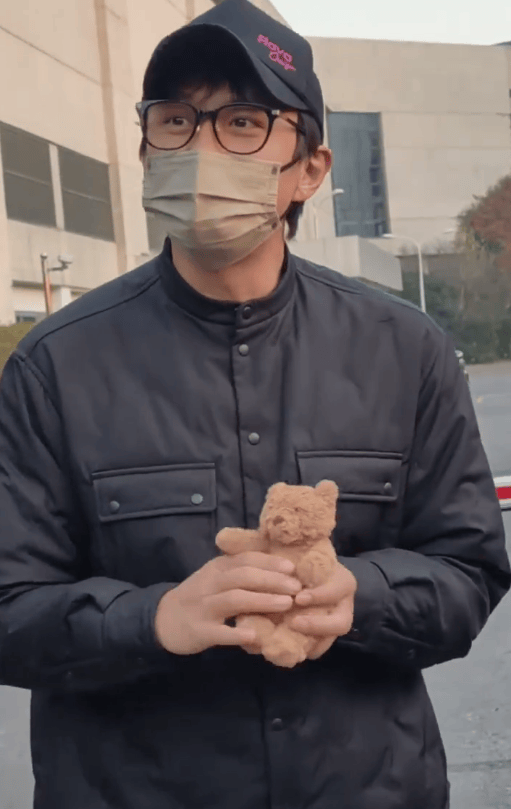 搜狐娱乐讯 近日，邓超与粉丝互动的视频曝光。今年已经46岁的他，在孙俪的帮助下成功瘦成，如此清晰的下颌线和少年感，被粉丝调侃瘦成“男大”了。