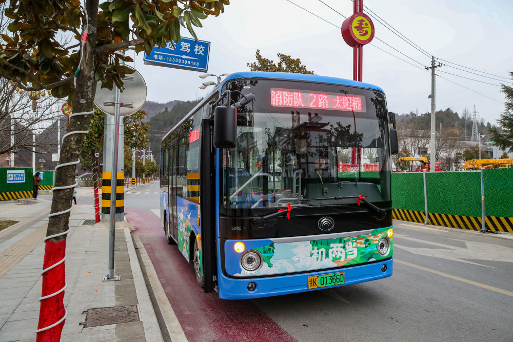 1月18日,一辆免费公交在甘肃省陇南市两当县的街道上行驶。新华社记者 郎兵兵 摄