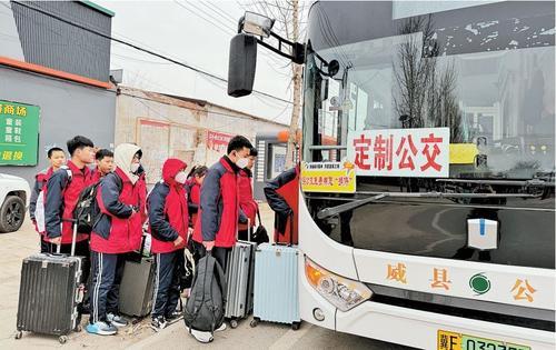 1月18日下午,邢台市威县七级镇七级堡村公交站点,几名学生正有序排队登上前往学校的定制公交。 本报记者 吕若汐摄