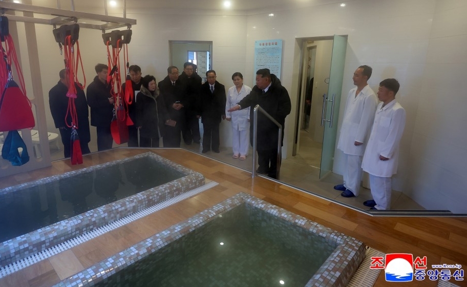 金正恩出席劳动者休养所竣工典礼,坐温泉边与民众交谈