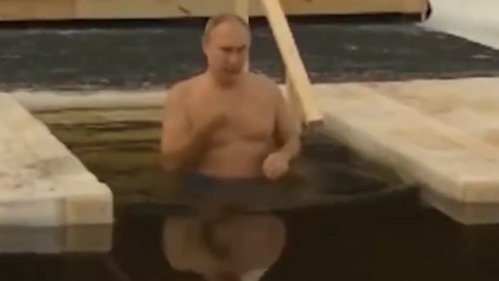 73岁普京按照传统浸入冰窟洗礼