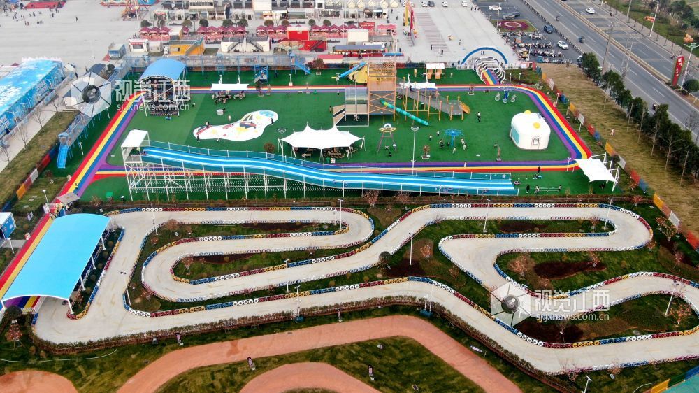 2026年1月20日，江西省遂川县文化产业中心主广场化身新春欢乐场，市民游客在此沉浸式体验潮玩项目，尽享文旅融合的独特魅力。