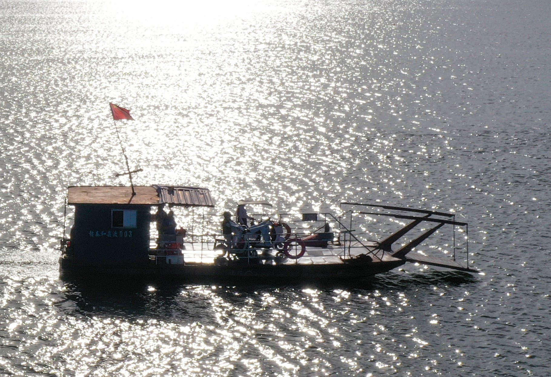 ▲2024年7月17日,泰和县永昌渡口的渡船横渡赣江。