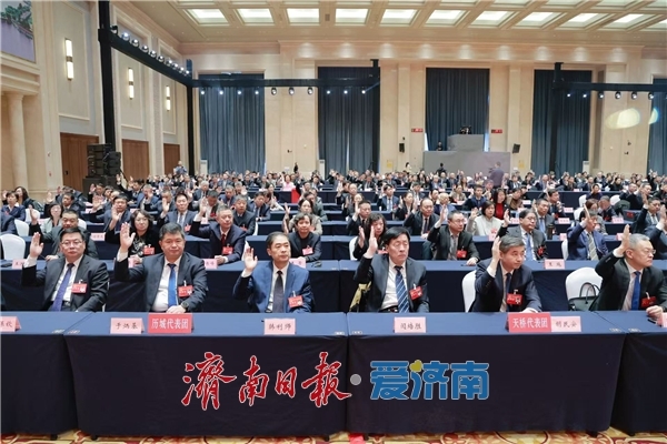 市十八届人大五次会议闭幕 刘强讲话 于海田韩金峰孙开连杨峰在主席台就座 通过关于政府工作报告的决议等 选举袁长奎、朱玉明为市人大常委会副主任