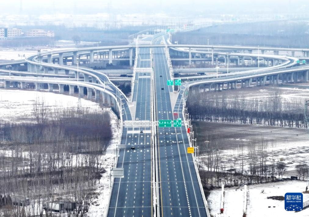 这是1月18日拍摄的京雄高速泗庄枢纽互通（无人机照片）。