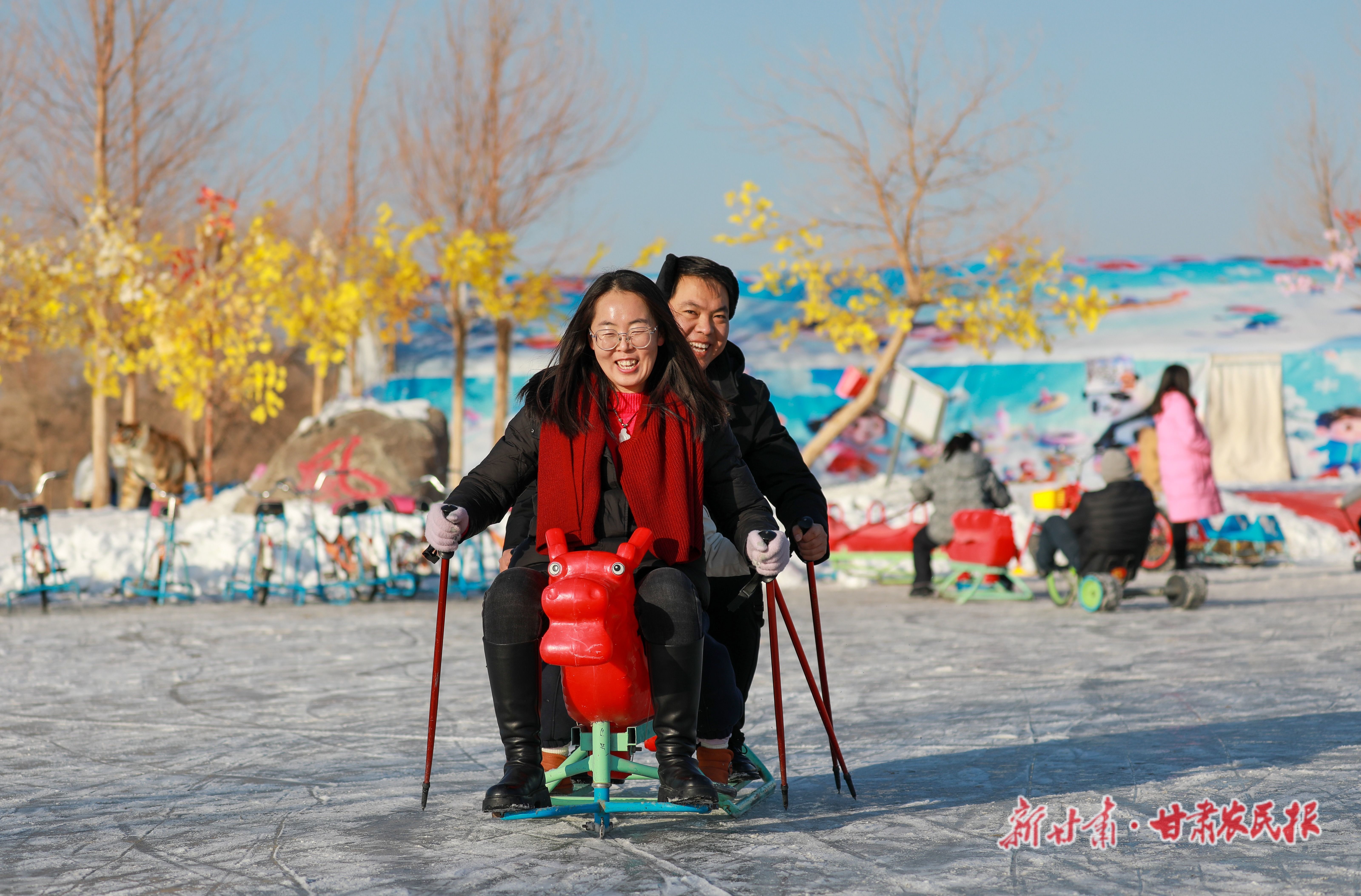 1.游客正在体验冰上乐趣