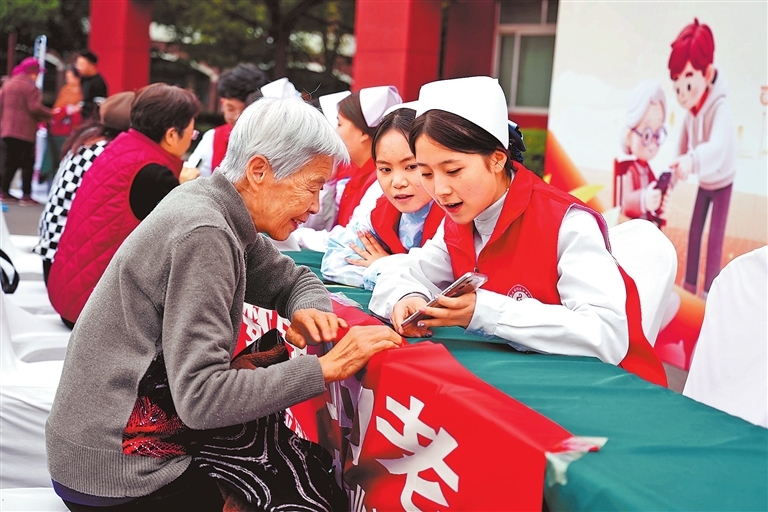在一场“智慧银龄”数字助老活动中，青年大学生志愿者们开展“手把手”教学，为老年人讲解智能手机操作步骤。 受访者供图
