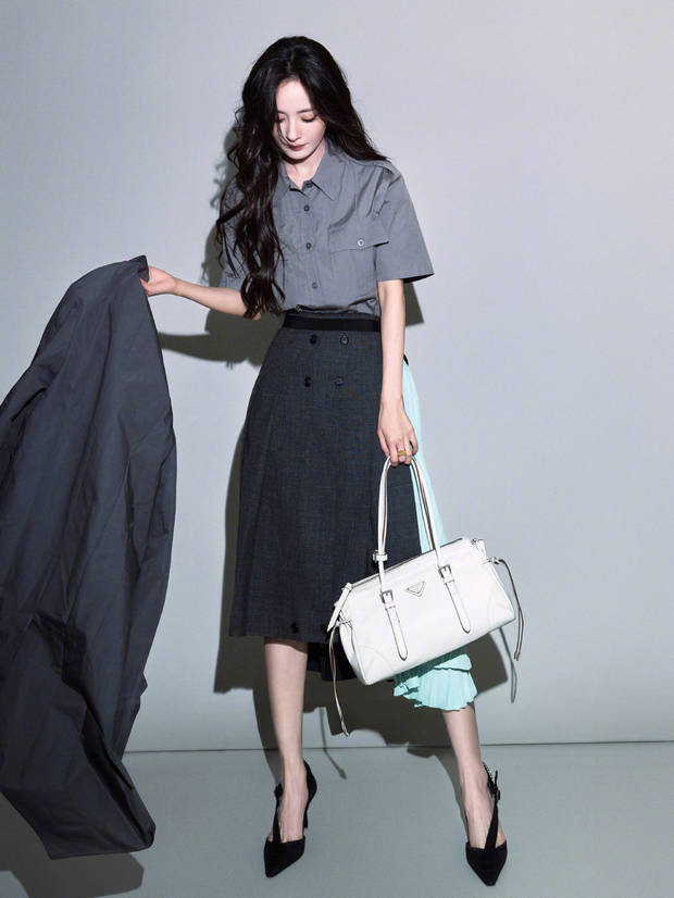 搜狐娱乐讯 近日，杨幂一组质感写真释出。图中，她穿简约风衣搭配裙装出镜，冷艳随性，魅力尽显。