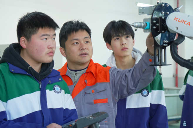 瑞昌中等专业学校老师为学生讲解工业机器人结构