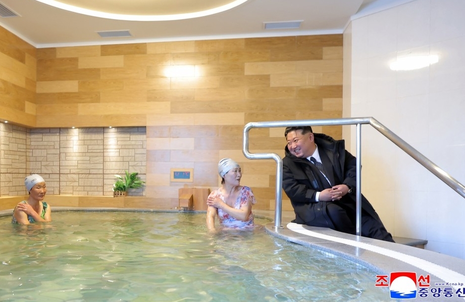 金正恩出席劳动者休养所竣工典礼,坐温泉边与民众交谈