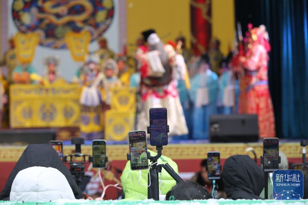 自媒体博主在年货大集上直播秦腔非遗演出(1月19日摄) 新华社发 王克贤 摄