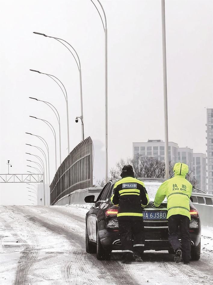 交警在高架桥上助打滑车辆脱困