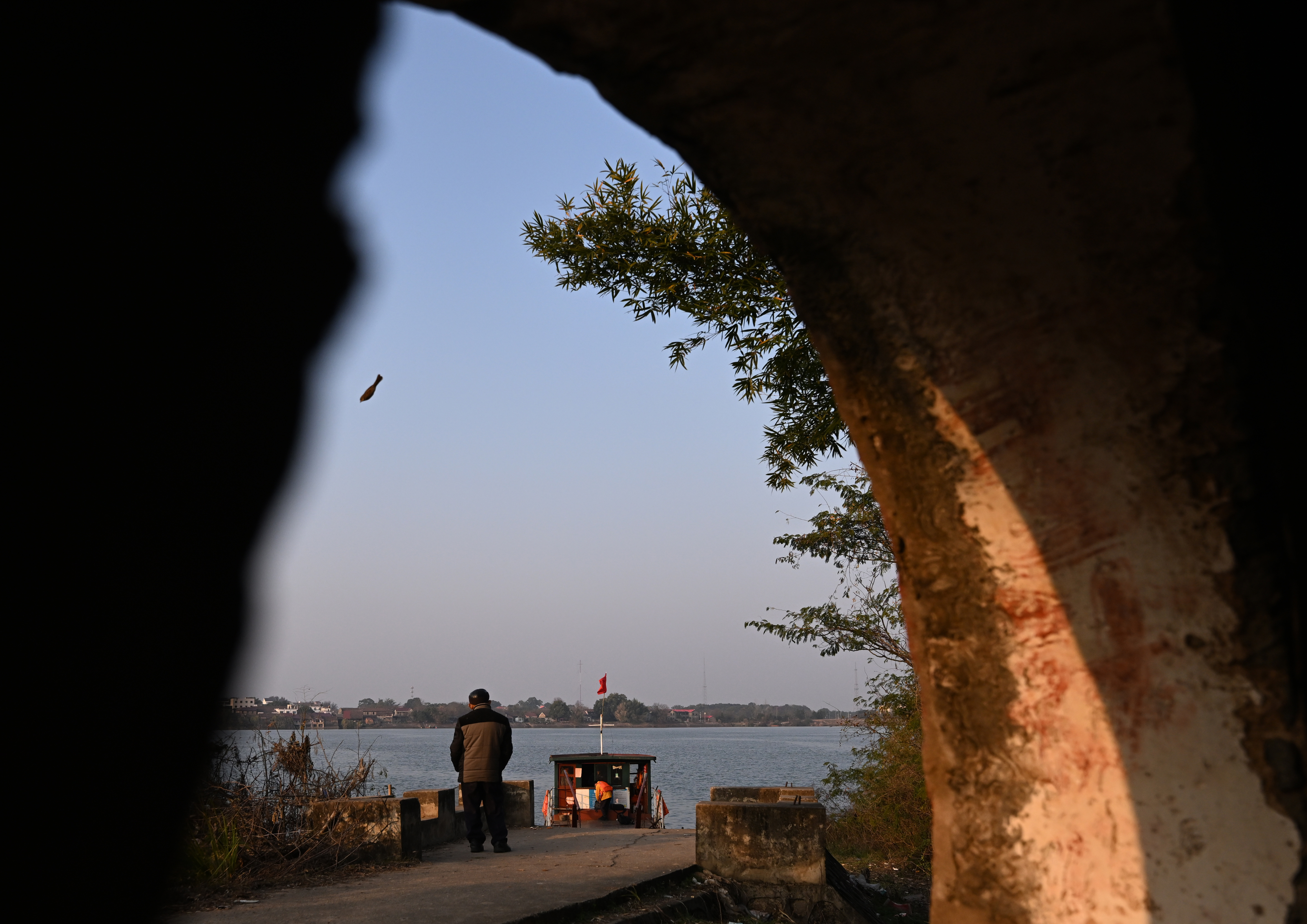 ▲2025年12月26日,沿溪渡口塘洲镇候船亭前,一名老人在看着渡船久久不愿离去。