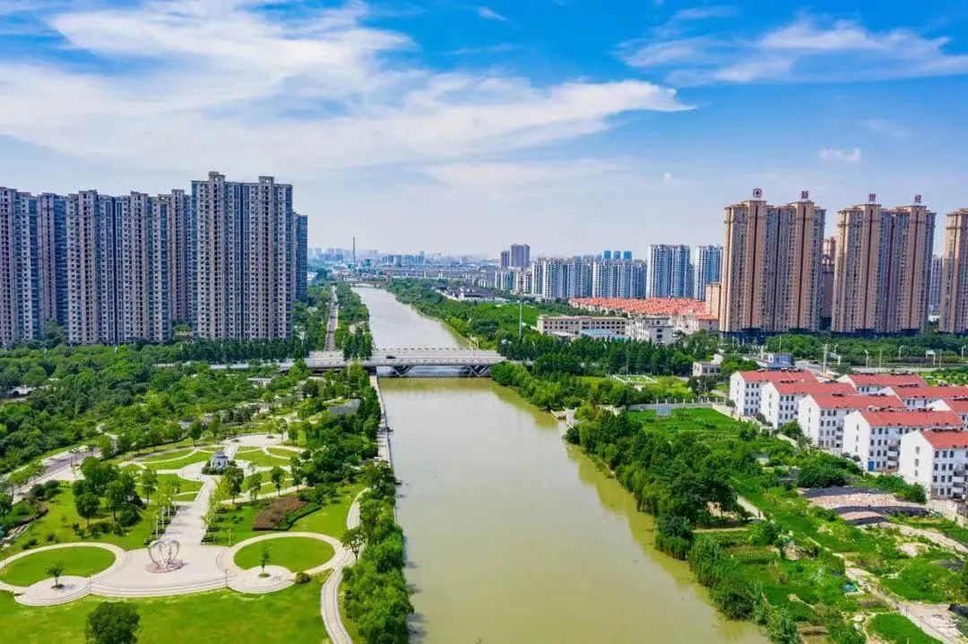 图为靖江市十圩港景观带。