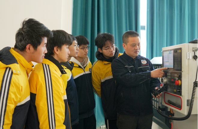 瑞昌中等专业学校老师为学生讲解数控车床操作流程