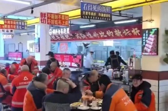 呼和浩特一家火锅店开业，老板自掏18万宴请2000名环卫工获全网点赞。善意就是最好的招牌，“不搞盛大的开业活动只想把祝福送给他们”