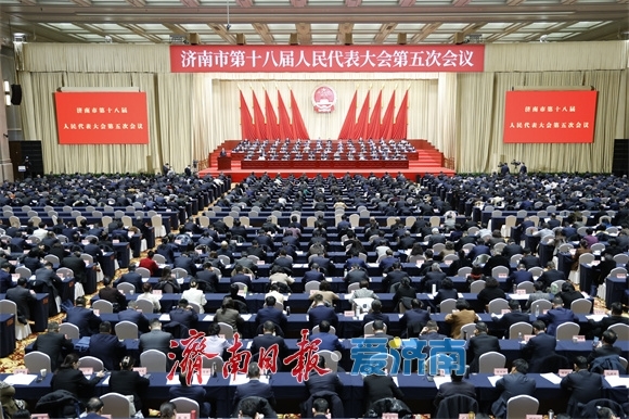 市十八届人大五次会议举行第二次全体会议 韩金峰作市人大常委会工作报告 李向阳蒋万云分别作“两院”工作报告 刘强于海田雷杰孙开连在主席台就座 杨峰主持