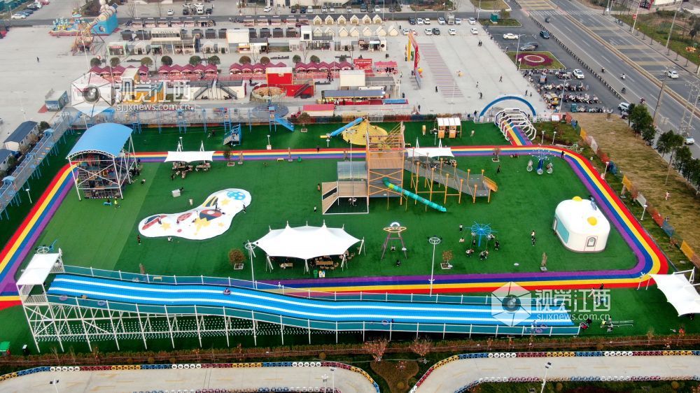 2026年1月20日，江西省遂川县文化产业中心主广场化身新春欢乐场，市民游客在此沉浸式体验潮玩项目，尽享文旅融合的独特魅力。