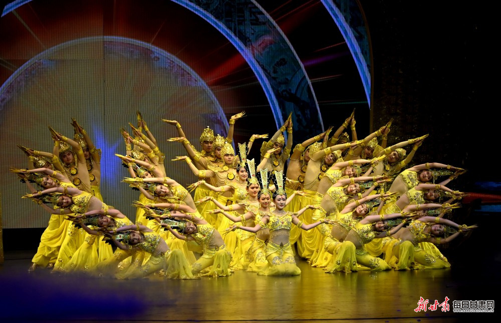 中国残疾人艺术团演员在甘肃敦煌大剧院表演大型情景音画剧《千手千眼》