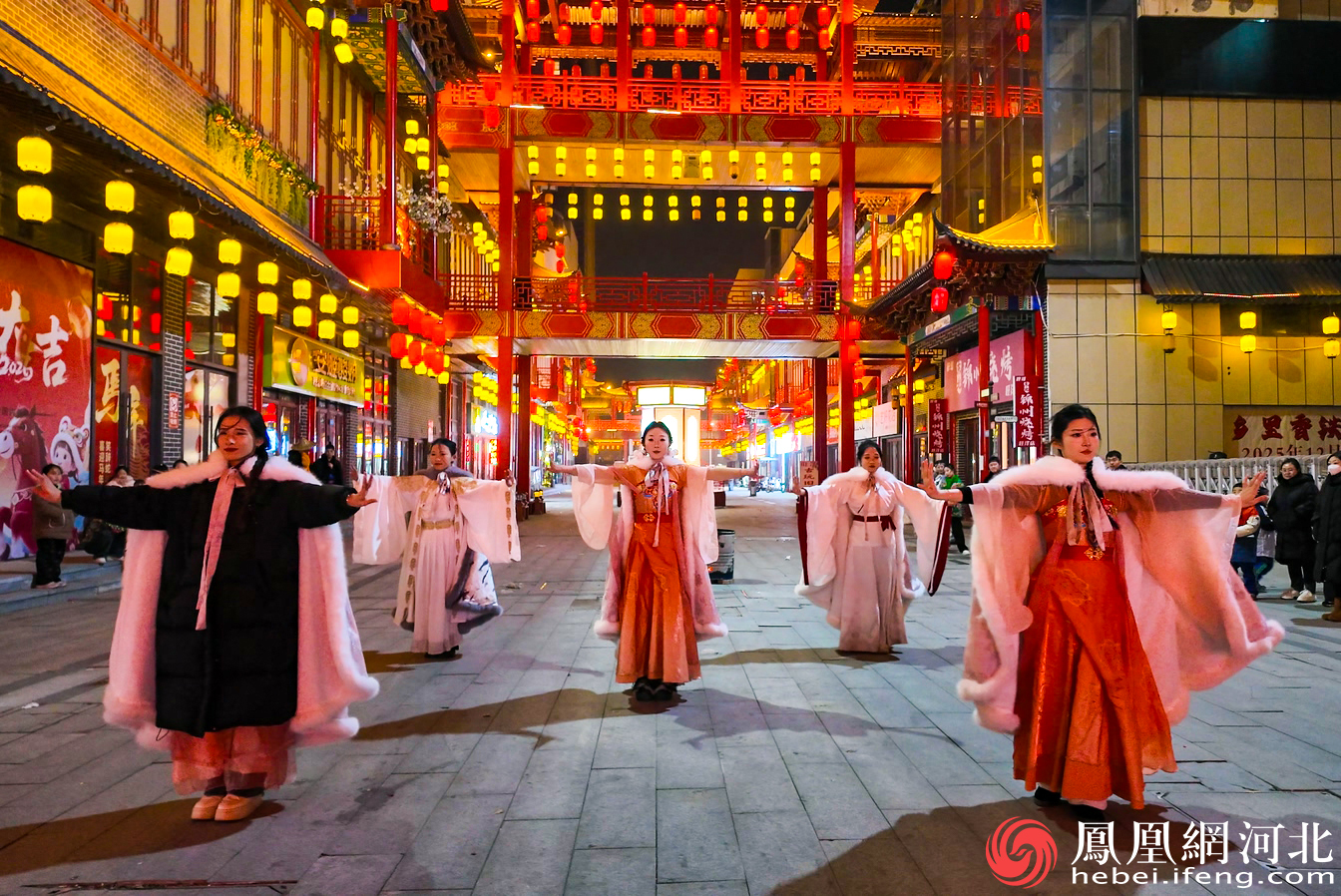 宫里街每晚上演各种舞蹈、威亚、互动演绎等竞猜活动