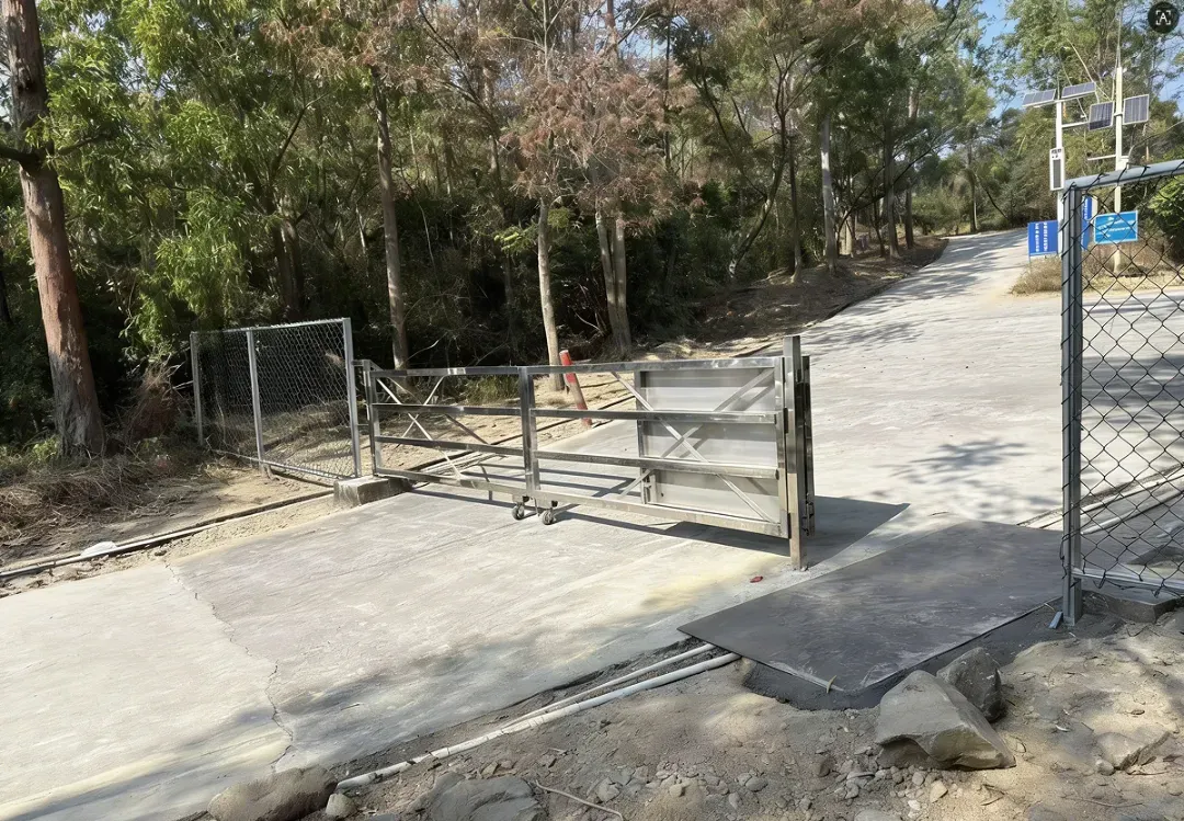 盘龙巷登山口加装进山防护栏