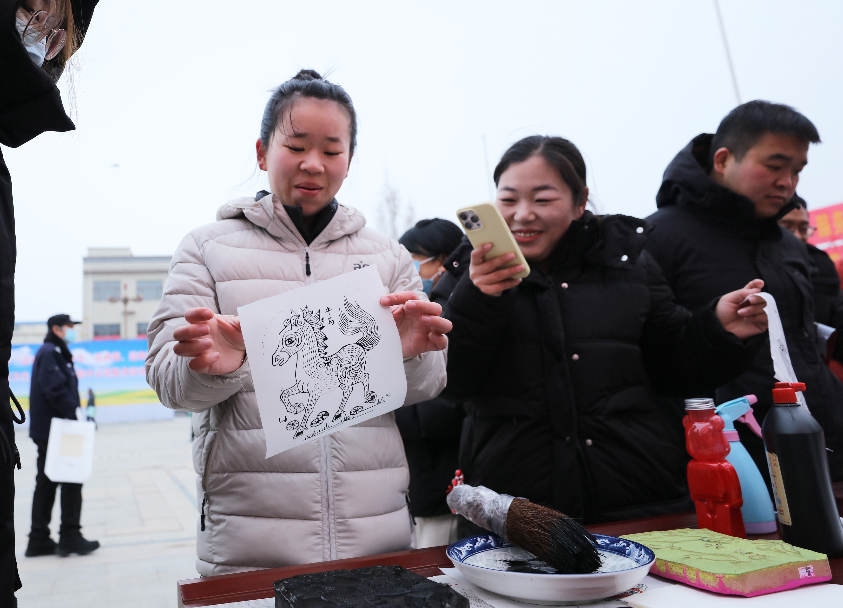 1月16日,河北省衡水市2026年“三下乡”集中示范服务活动枣强县大营镇吴旧路寺村主会场,当地村民展示体验印制的年画。陈月振 摄