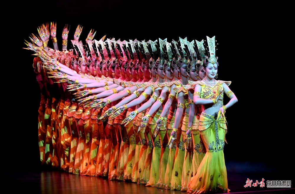 中国残疾人艺术团演员在甘肃敦煌大剧院表演大型情景音画剧《千手千眼》
