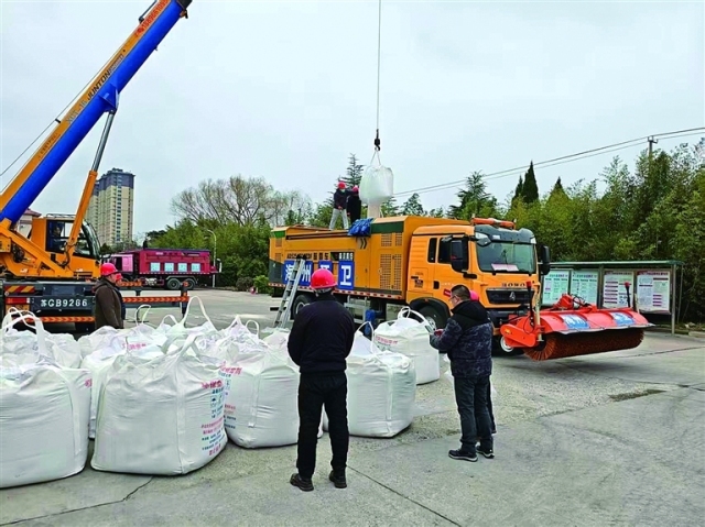 1月17日,海州区环卫人员正在为车辆加装除冰雪设备。针对今年首场寒潮可能带来的冰雪灾害天气,海州区环卫集团组织安排129台套破冰车、多功能除雪车、车载撒布机、铲车等应急除冰雪设备,成立5支共500余人的扫雪除冰应急保障队伍,随时应对可能出现的冰雪灾害,全力保障恶劣天气期间市区道路安全畅通。