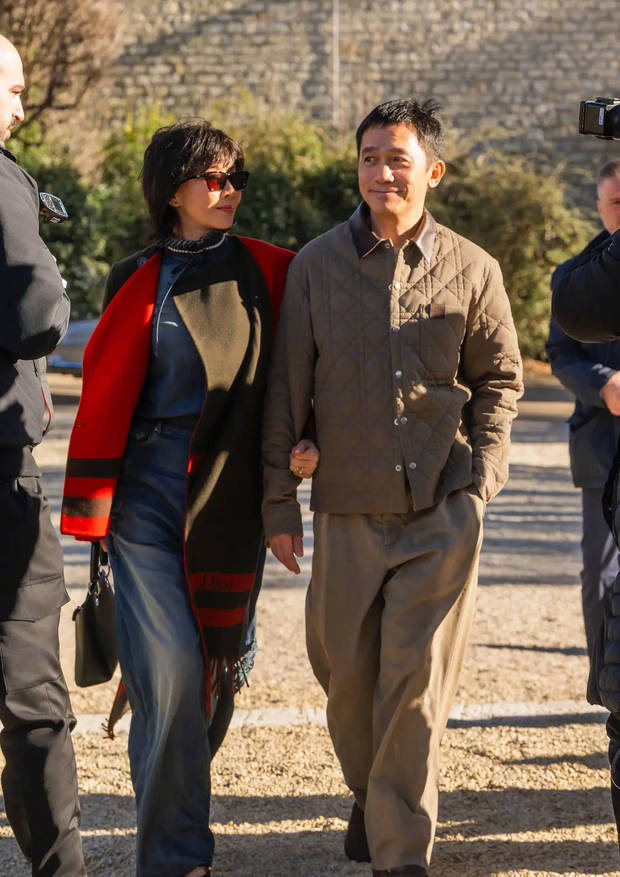 刘嘉玲梁朝伟二人挽手迈步，恩爱甜蜜。