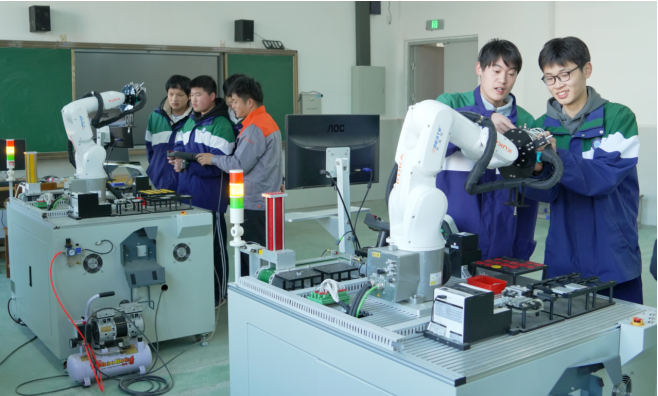 瑞昌中等专业学校25装备制造班进行工业机器人应用技术授课