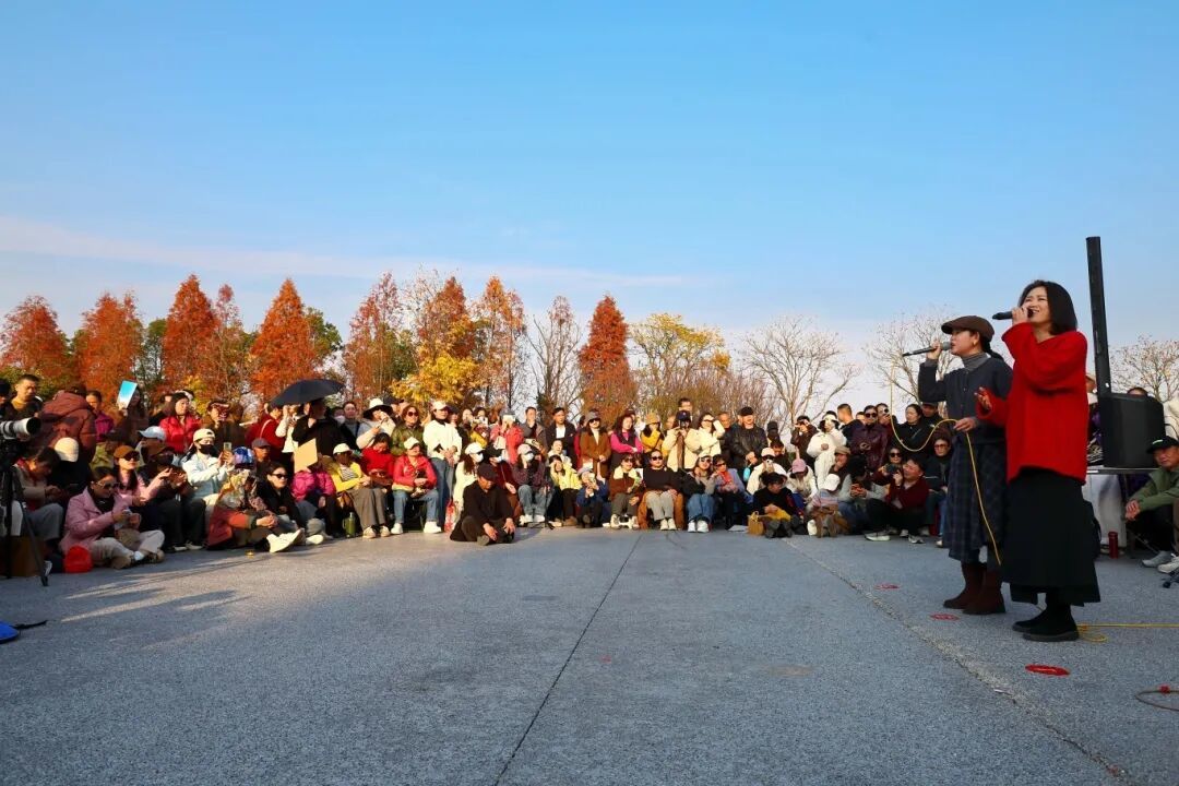 在安源区五陂镇奥莱数字生活城的演出现场。