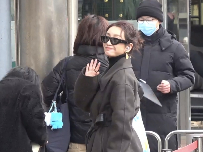 秦海璐现身2026央视春晚首次联排，戴墨镜好酷飒。