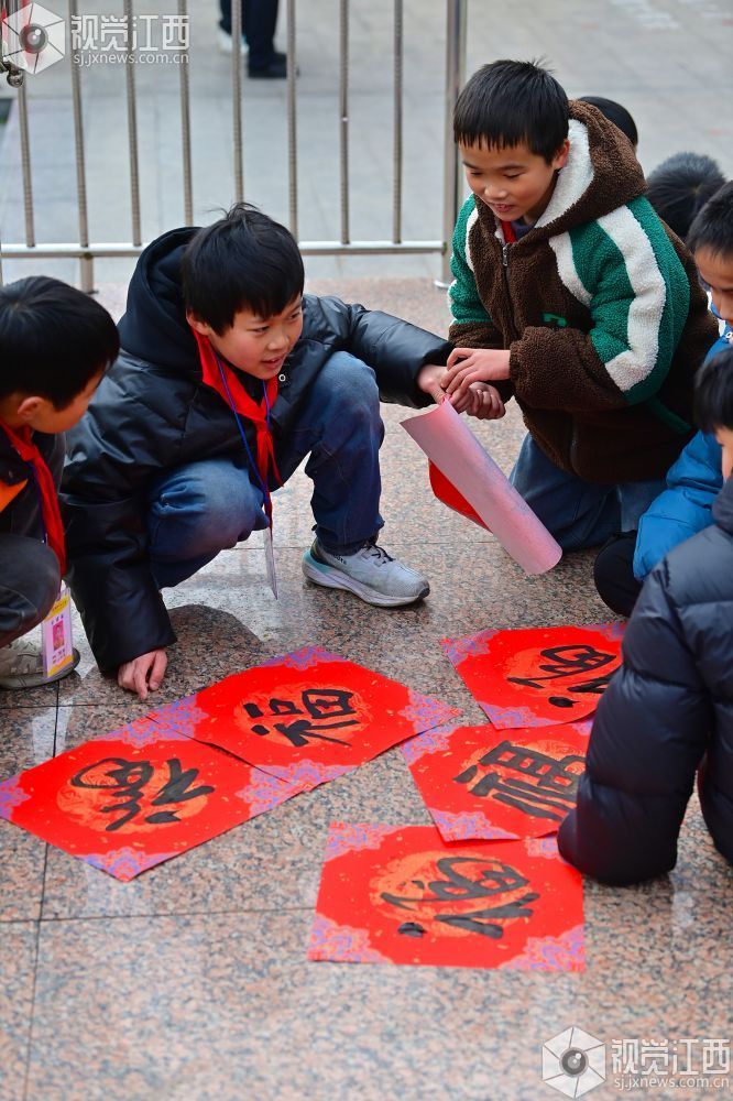 江西万载:书法送“福”迎新年(图)