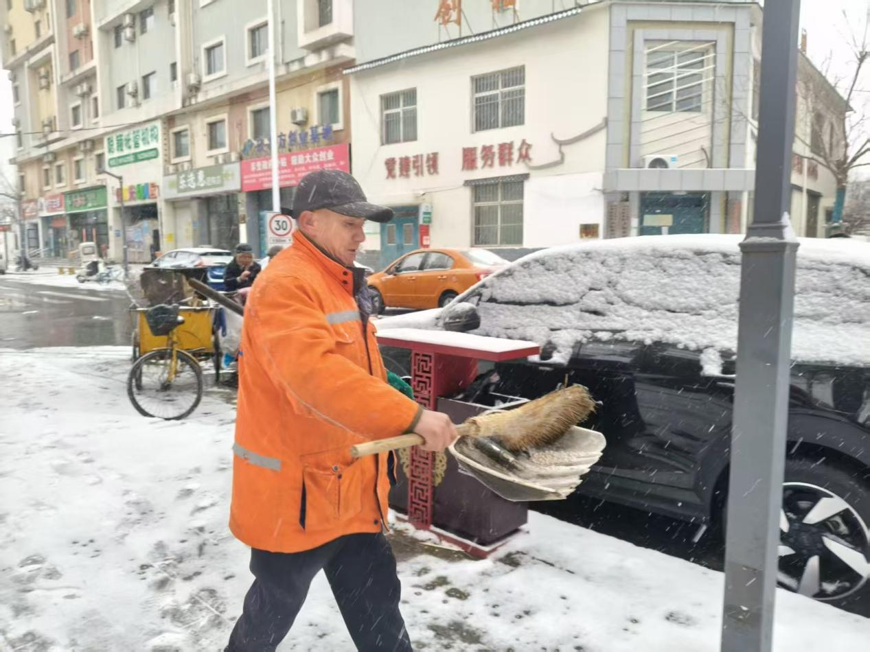 保定：雪染街巷“橙”护归途，环卫人连夜奋战保畅通