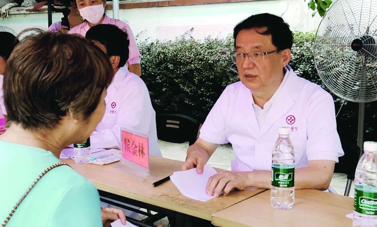 图：侯金林教授带队到基层开展乙肝筛查