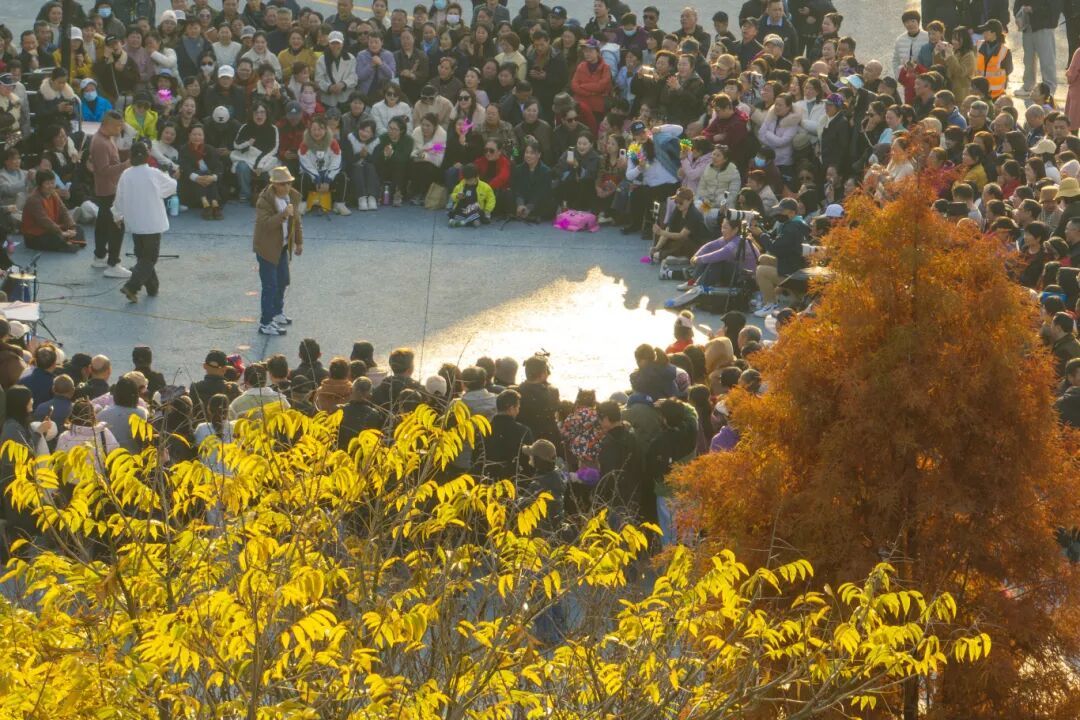 萍乡“忘不了乐团”火出圈！各地歌迷赶来 现场上演千人大合唱