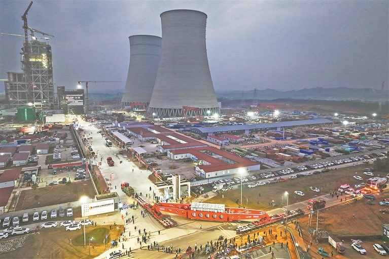 2025年3月11日,车货总重656吨的变压器安全抵达江西赣能上高发电有限公司,为电厂建设按下了“快进键”。该工程是国家“十四五”电力发展规划的重大能源项目之一,总投资75.55亿元。江西日报全媒体记者 洪子波摄